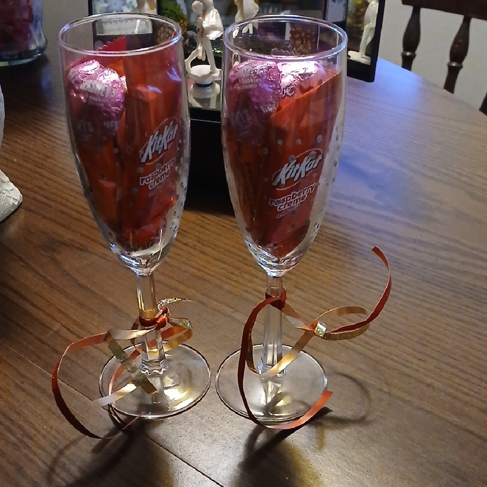 Elegant Holiday Champagne Glass Set with Red Accents